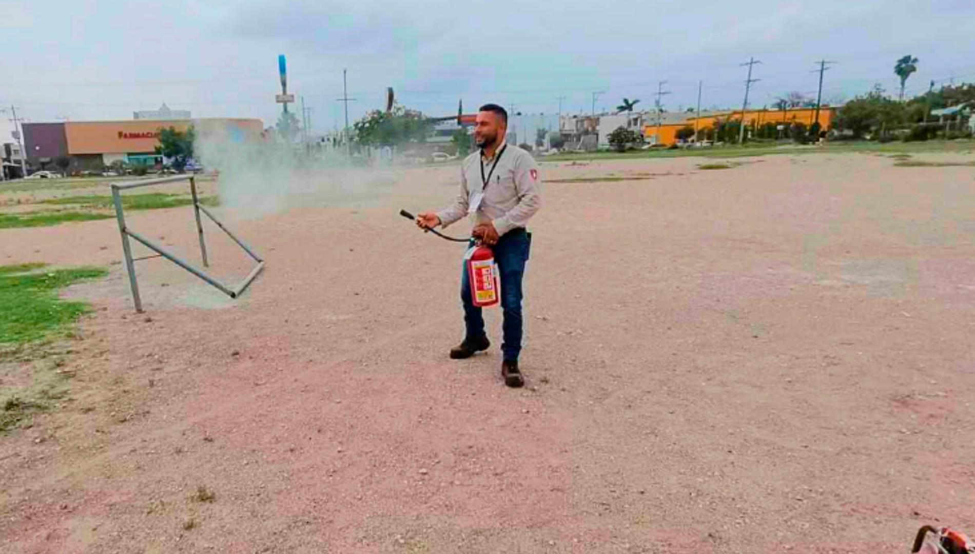 Guardia de seguridad en simulacro de incendio